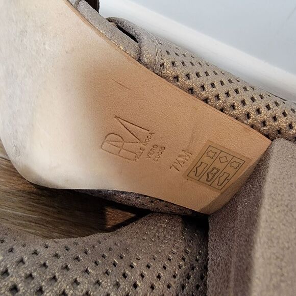 Pelle Moda Kori Perforated Wedge Heel Open Toe Brushed Metallic Bootie Size 7.5 - Picture 9 of 9